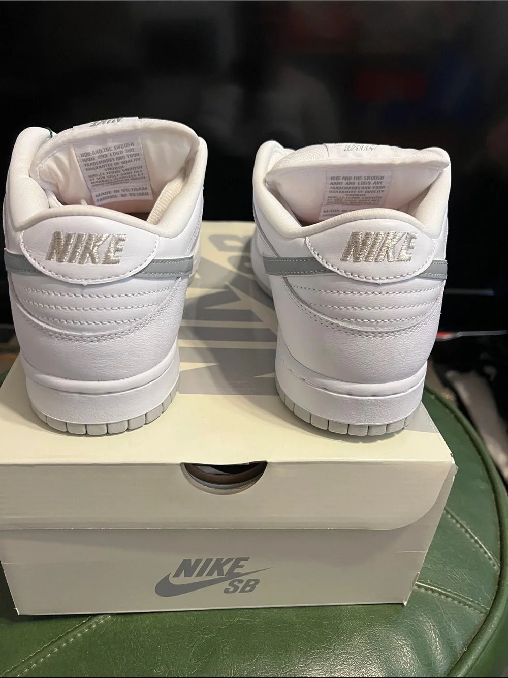 NIKE SB DUNK LOW SUPREME 94 WHITE METALLIC SILVER SIZE 10.5